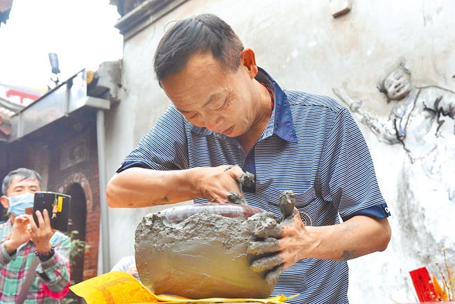 白沙屯妈祖前往云林县北港朝天宫进香的「糊火缸」文化，登录为云林文化资产保存。（吴登兴提供／张朝欣云林传真）