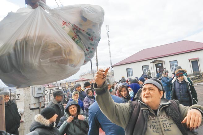 王毅表示，中俄關係具有獨立自主價值，建立在不結盟、不對抗、不針對第三方基礎之上，更不受第三方的干擾和挑撥。圖為 3月6日，在頓涅茨克的一個村莊，當地居民領取人道主義援助物資。（新華社）