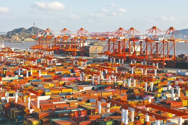 大陆国家发改委副主任连维良昨表示，2022年将加快推进5大方面的经济体制重大改革。（新华社）