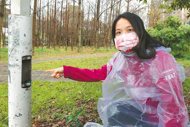 高铁特区世兴篮球场照明电杆的电缆线遭窃，球场入口路灯电缆线也被窃，竹北市民代表蔡蕥鍹7日会勘，希望市公所尽速修復。（罗浚滨摄）