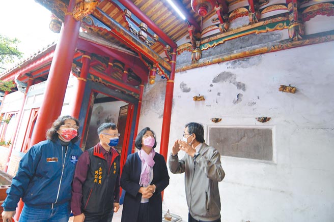 彰化县长王惠美（右二）主持鹿港金门馆修復工程开工典礼，并担任祭祀祈安仪式主祭官，她在馆内关心建物内部亟待整修的项目。（谢琼云摄）