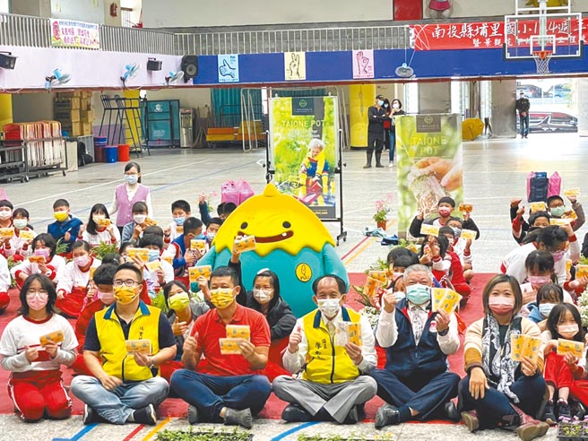 春天是最适合种花植树的季节，南投县埔里镇公所推出「埔里育树季」，举办「绿色奇蹟」主题书展（见图），让大家成为绿手指。（埔里镇公所提供）