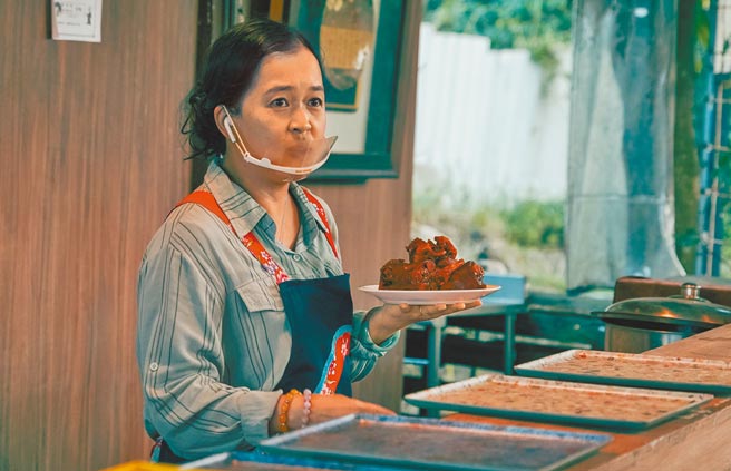 莫爱芳在《船到桥头不会直》饰演猪脚店老板娘。（客家电视台提供）