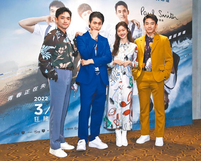 电影《青春换日线》昨举办首映会，主演商鼎（左起）、吕晋宇、晏柔中、初孟轩等人均出席。（陈俊吉摄）