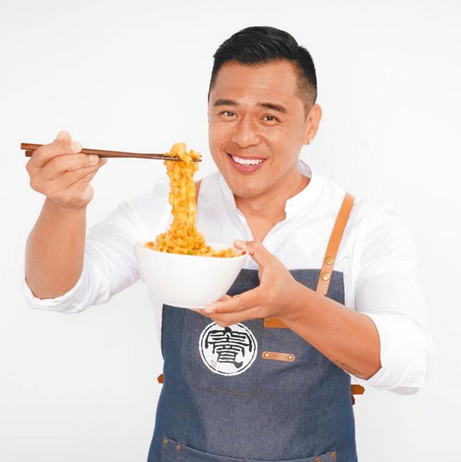 竇智孔斥資7位數創立拌麵品牌「竇陣麵」。 （竇陣麵提供）