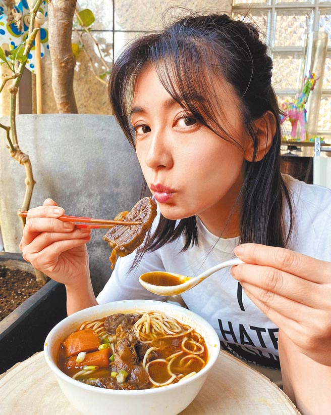 賈靜雯為亡父成立美食品牌。（摘自臉書）