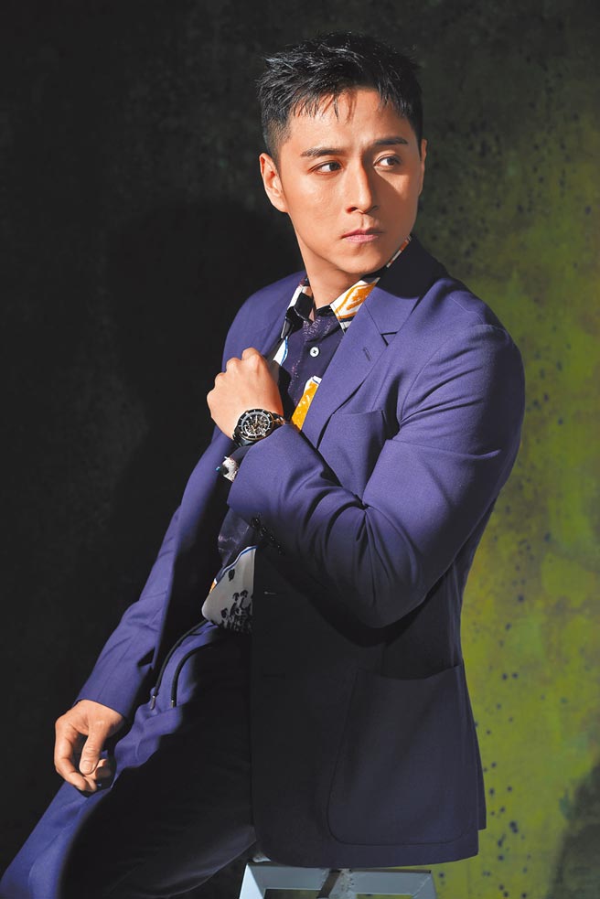 鄭人碩經常飾演社會基層角色，但他透露若有機會也想跳脫框架，飾演成功企業家，此次以RADO瑞士雷達表Captain Cook 庫克船長300米黑色高科技陶瓷鏤空自動腕表11萬4000元，搭配紫色西裝一圓當霸總的夢想。（攝影／JOJ PHOTO，服裝提供／Paul Smith，妝髮／李昀熹）