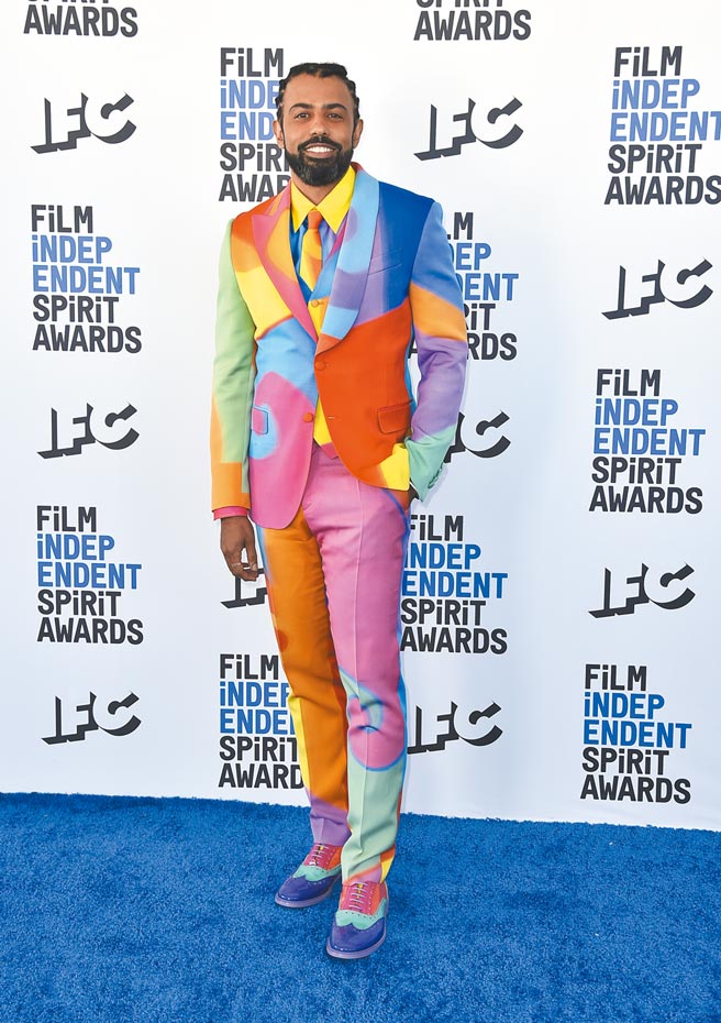 音乐剧《汉密尔顿》男星戴维德迪格斯穿Moschino色块拼接服装，令人过目难忘。（美联社）