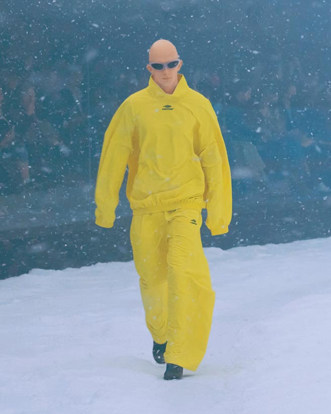 模擬暴風雪中的秀台，為Balenciaga本季服裝秀增加了不少可看性。（Balenciaga）