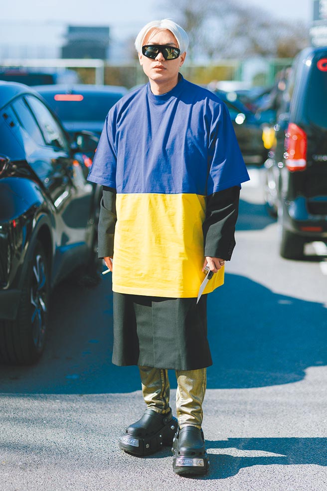 菲律賓潮流達人布萊恩博伊以烏克蘭國旗配色現身秀場，吸引不少目光。（CFP）