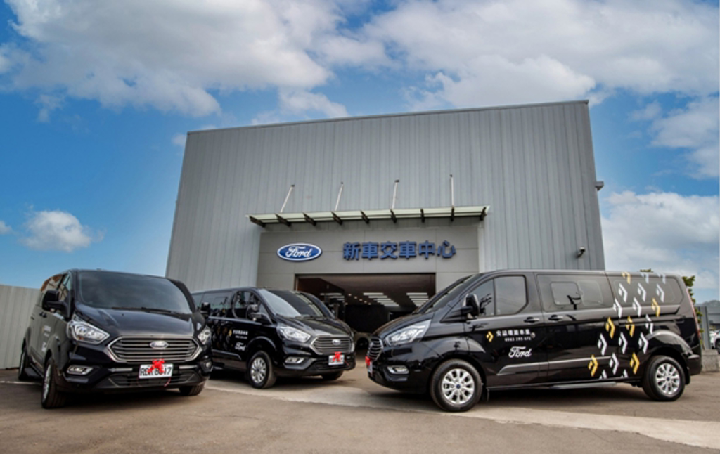 Ford建富汽車於台北五股新車交車中心正式交付10輛Ford Tourneo Custom 福特旅行家，因應馬祖東引鄉首度引進商旅級車隊，服務持續成長之旅客需求。 (圖/福特汽車)