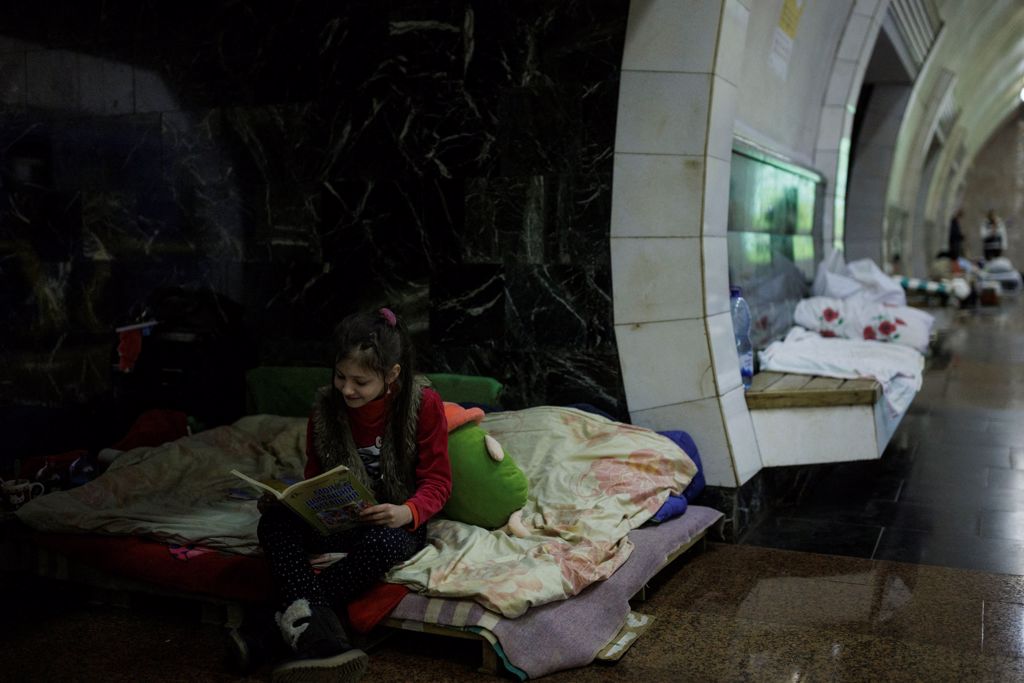为躲避俄军轰炸，许多乌克兰家庭在地铁站过夜，开始适应地下生活，他们的孩子也是。图／路透社(photo:ChinaTimes)