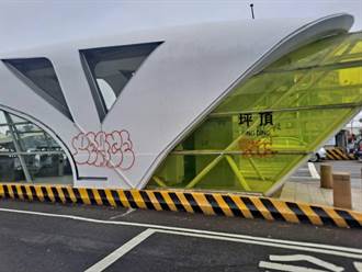 太缺德！中市台灣大道公車站體遭惡意塗鴉