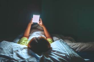 睡前滑手機影響睡眠？專家：1情況反而更助眠