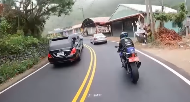 有網友日前目擊1輛加長型靈車在山區道路上竟一路「逆向行駛」，當時該處還是彎道，靈車行駛在對向道路長達10多秒，讓後方車輛嚇壞。（翻攝自臉書「重機車友 各區路況、天氣回報中心」）