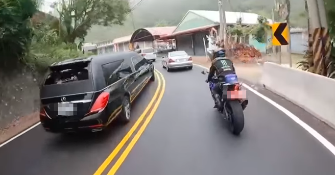 有網友日前目擊1輛加長型靈車在山區道路上竟一路「逆向行駛」，當時該處還是彎道，靈車行駛在對向道路長達10多秒，讓後方車輛嚇壞。（翻攝自臉書「重機車友 各區路況、天氣回報中心」）