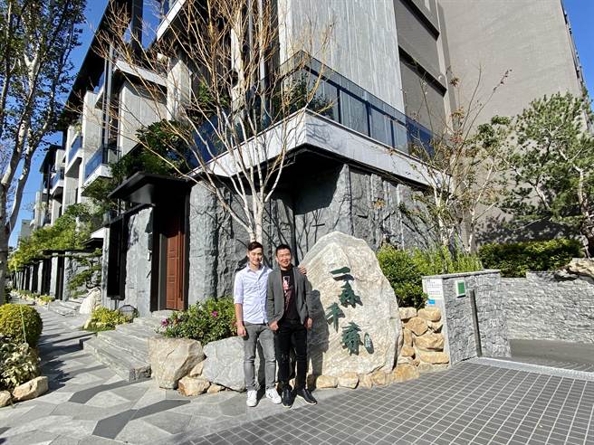 保辰建设董事长蔡雨霖（右）与董事长特助蔡宗晋父子，携手打造「一森千寻」园道豪墅。（卢金足摄）