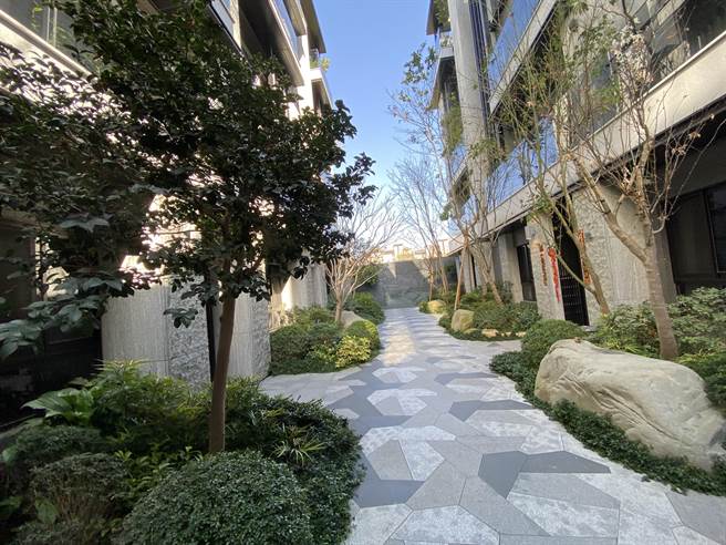 「一森千寻」庭院有丰富的原生植被，还有绿荫夹道的美景，让住户回家像度假。（卢金足摄）
