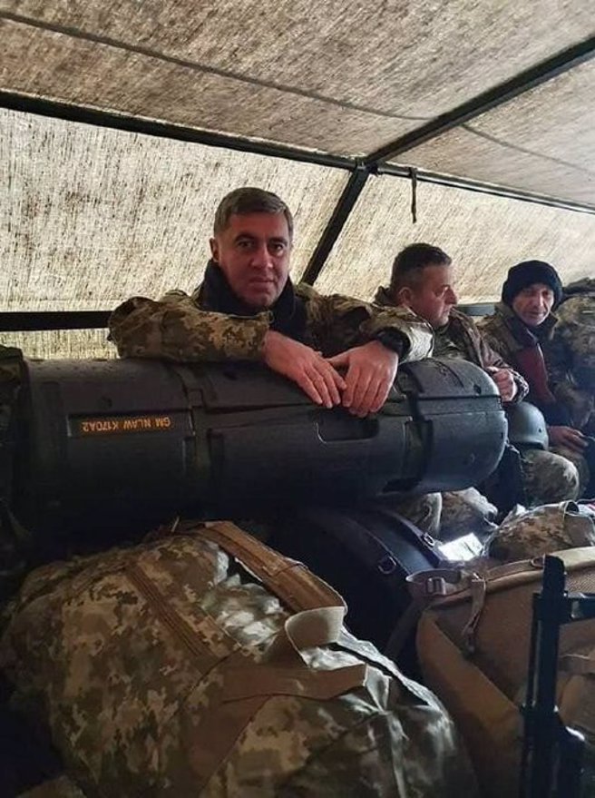 乔治亚共和国前任国防部长奥克鲁沃许维利（Irakliy Okruashvili）（左1)带领他的团队抵达乌克兰加入国际军团。（图／推特@IAPonomarenko）
·
17m