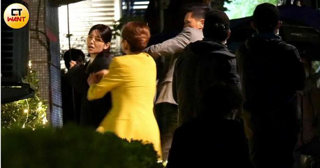 葛蕾對著郭雪芙猛拉扯，鍾承翰在一旁試圖想拉開兩人。（圖／本刊攝影組）