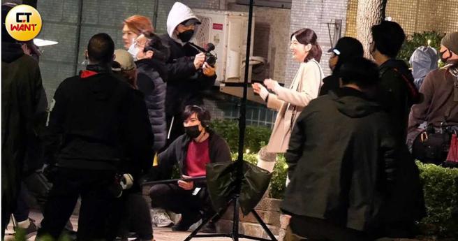 拍戲空檔郭雪芙嘻嘻哈哈的，不受重口味劇情影響，顯得很開心。（圖／本刊攝影組）