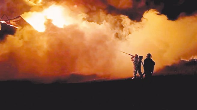 乌克兰紧急服务中心日前指出，俄军空袭乌克兰北部城市日托米尔的储油槽，油库燃起大火，画面惊人。（路透）