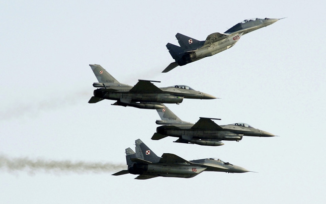 波蘭政府8日宣布，準備好即刻、且免費將波蘭所有米格-29戰機交由美國處理，遭到美國國防部打槍。圖為波蘭的米格-29及F-16戰機。（資料照／美聯社）