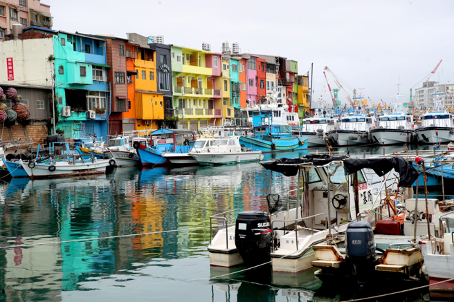 下周一（14日）開始有兩波鋒面接力襲台，北部、東半部又回到陰天下雨的天氣。(資料照 鄭任南攝)