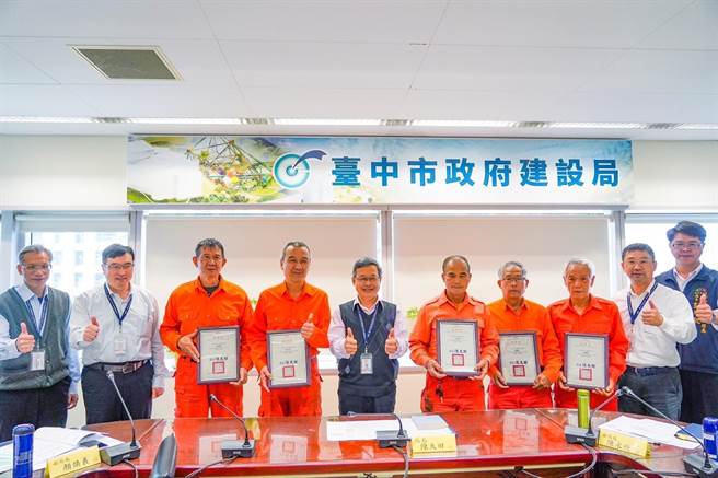 台中市道路修補志工隊12人年度服務逾百小時，建設局長陳大田感謝奉獻。（台中市府提供／盧金足台中傳真）