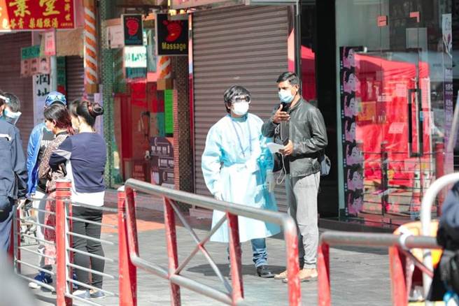 港大料第五波新冠疫情已見頂，社交距離延長至23日。（香港中通社）