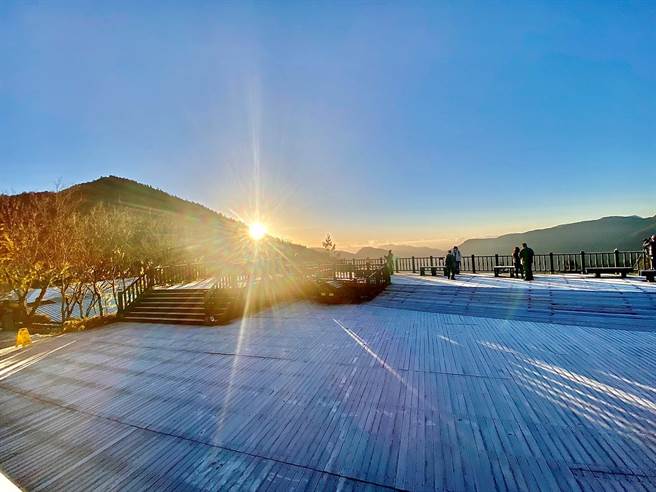 太平山国家森林游乐区清晨出现白茫茫的一片霜，阳光照射下，美不胜收。(太平山国家森林游乐区提供／吴佩蓉宜兰传真)