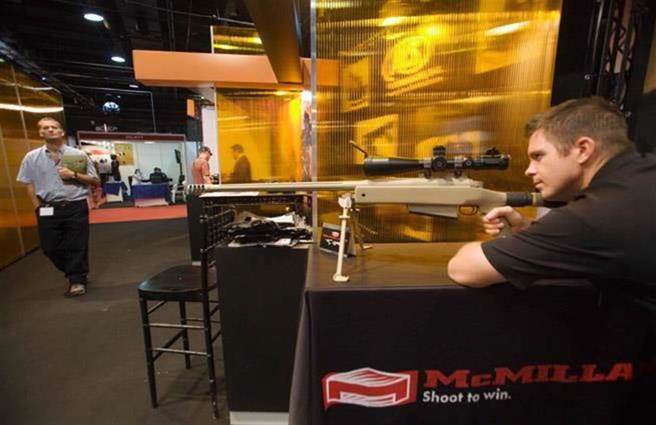 McMillan TAC-50狙击步枪的使用示范。(美联社)