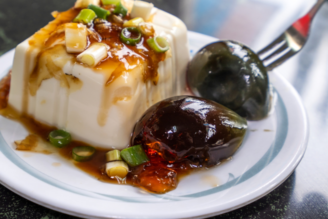 法国鲜肉邀请亲友品尝皮蛋豆腐。（图／shutterstock） 