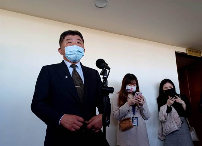 对于民调胜过国民党立委蒋万安，卫福部长陈时中今表示，现在还是以防疫和政务为重，还没看到真正可以解封的清楚步骤。（林周义摄）