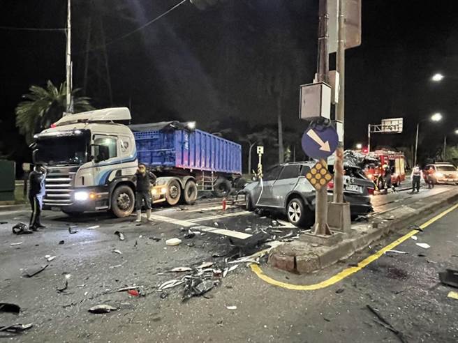 车祸现场一片狼藉。（翻摄照片／高雄洪靖宜传真）