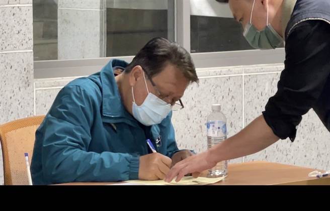 花莲县玉里镇长蔡秋龙疑涉贪收回扣，检调单位昨漏夜约谈蔡夫妇及相关标案承办人员共11人，认为蔡夫妇、前建设课吴姓承办、建设课林姓技士及李姓清洁队员等5人，犯罪嫌疑重大且有勾串共犯及证人之虞，向法院声请羁押禁见，花莲地院预计下午召开羁押庭。（民眾提供／罗亦晽花莲传真）