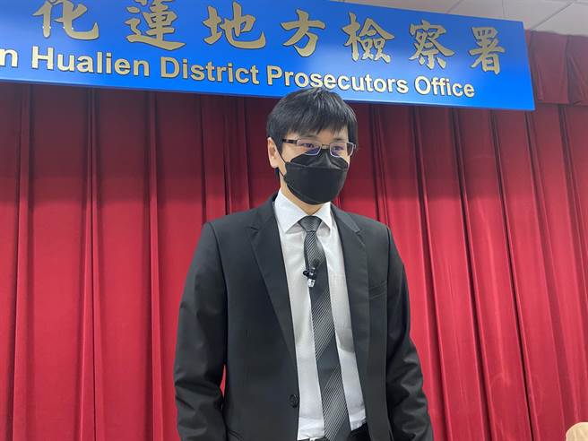 花莲地检署主任检察官林俊廷说明花莲检方侦办玉里镇长遭声押一事。（罗亦晽摄）