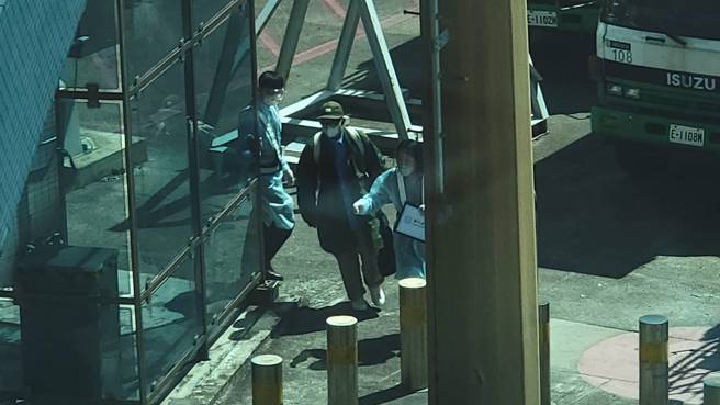 大S和舊愛具俊曄閃電再婚，具俊曄9日中午搭機來臺，他經由寰宇商務中心工作人員安排，從機坪前往管制區內採檢站採檢。(陳麒全攝)