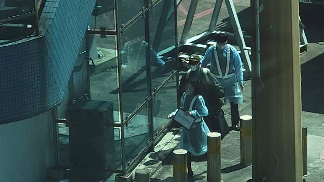 大S和舊愛具俊曄閃電再婚，具俊曄9日中午搭機來臺，他經由寰宇商務中心工作人員安排，從機坪前往管制區內採檢站採檢。(陳麒全攝)