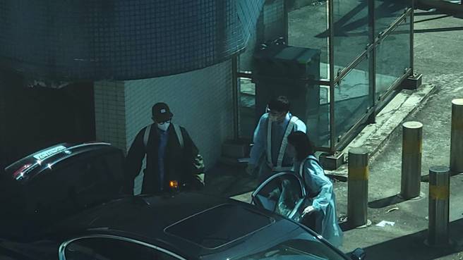 大S和舊愛具俊曄閃電再婚，具俊曄9日中午搭機來臺，他經由寰宇商務中心工作人員安排，從機坪前往管制區內採檢站採檢。(陳麒全攝)