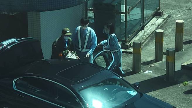 大S和舊愛具俊曄閃電再婚，具俊曄9日中午搭機來臺，他經由寰宇商務中心工作人員安排，從機坪前往管制區內採檢站採檢。(陳麒全攝)