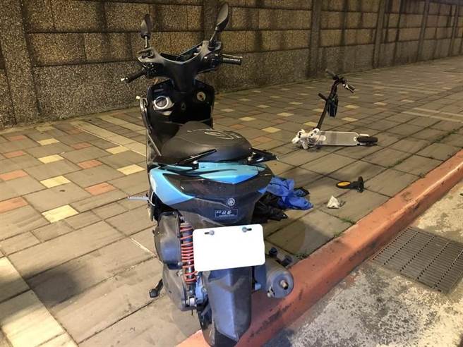 郭姓男子骑电动滑板车闯红灯，与机车发生车祸导致骑士死亡，法院依过失致死判处徒刑10月。（本报资料照／李文正台北传真）