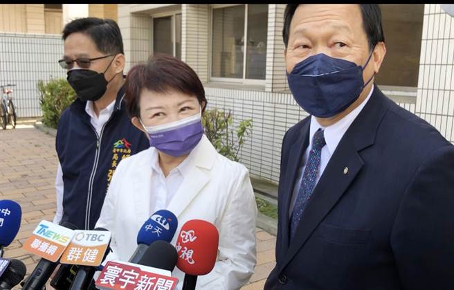 盧秀燕強調，她長期從政、服務市民，因此手機號碼不宜經常變動。（陳世宗攝）