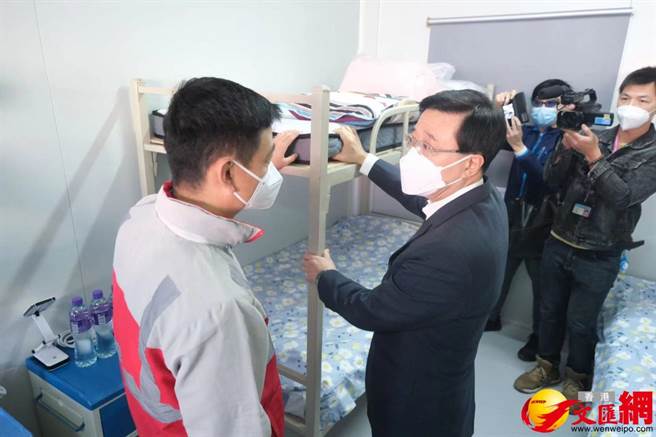 香港政务司司长李家超视察新田方舱医院。（大公文匯全媒体）
