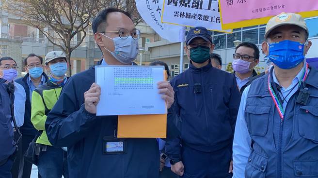 嘉義市政府社會處長林家緯出示勞動部函文說明相關法令。（廖素慧攝）