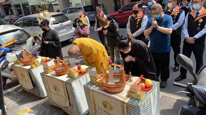 台中市兴中街大楼大火造成6死，9日现场举行联合招魂法会，罹难者家属呼喊亡者姓名，场面哀戚。（陈淑芬摄）