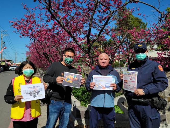 大甲警分局于樱花树下浪漫交通安全宣导，让民眾最有感！（警方提供）