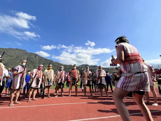 南投縣信義鄉111年歲時祭儀及傳統技能競賽暨第71屆全鄉運動會，9日上午在上千村名的歡呼聲下，點燃聖火熱鬧展開。（公所提供／吳建輝南投傳真）