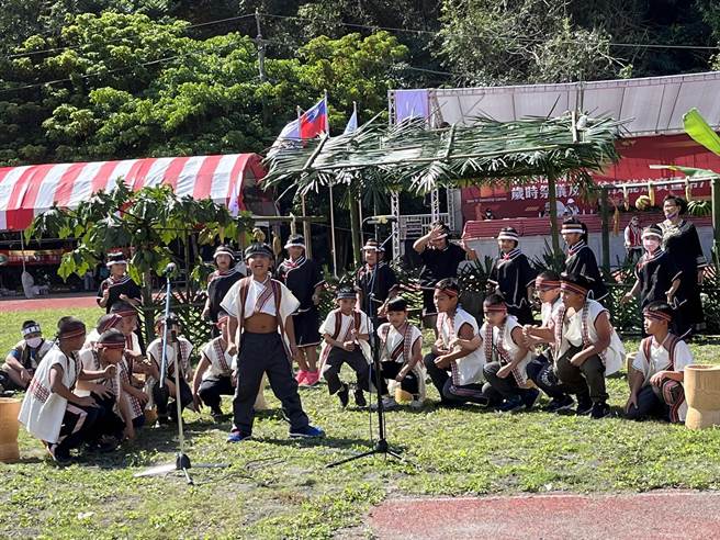 信義鄉運動會除了有精彩的運動賽事外，還有來自各個國小小朋友帶來的傳統歌謠展演。（公所提供／吳建輝南投傳真）