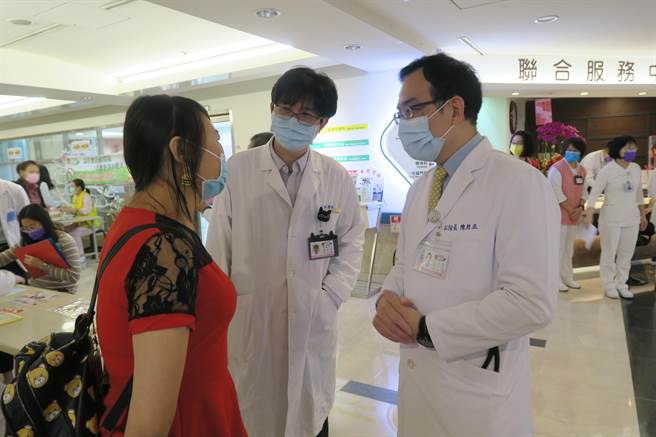 陈小姐与彰化院副院长陈殷正及肾臟内科主任蔡旻叡（中），呼吁不要听信密医偏方。（吴敏菁摄）